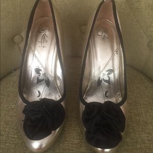 Sexy gold with black rosettes heels